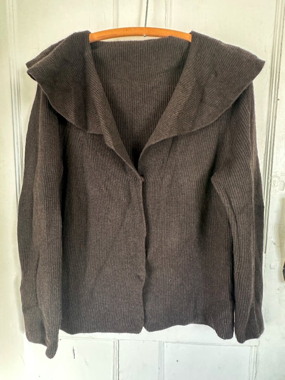 Beautiful brown extrafine merino wool cardigan sweater with cool collar